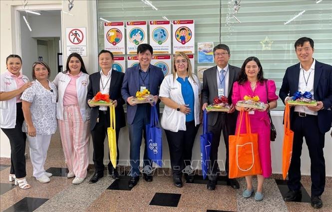 Đoàn công tác Đại sứ quán Việt Nam chụp ảnh chung với ban lãnh đạo Hệ thống giáo dục mầm non Cendi. Ảnh: TTXVN phát.