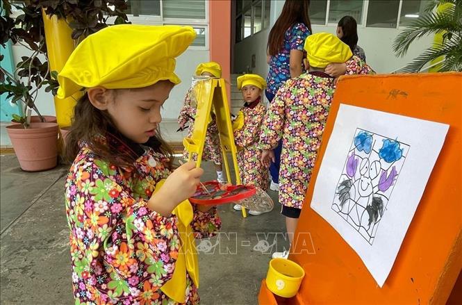Một bé gái trong tiết học vẽ tranh tại Hệ thống giáo dục mầm non Cendi. Ảnh: TTXVN phát.