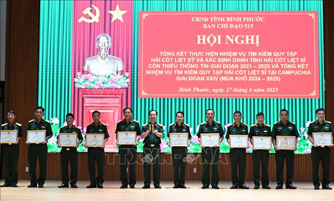 Tuyên dương, khen thưởng các tập thể, cá nhân có nhiều thành tích trong công tác tìm kiếm, quy tập hài cốt liệt sĩ giai đoạn 2021-2025. Ảnh: Đậu Tất Thành – TTXVN.