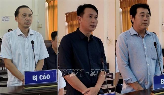 Cáo bị cáo (từ trái sang): Hà Việt Hùng, Võ Duy Phong và Phù Chí Hoà. Ảnh: Lê Sen -TTXVN 
