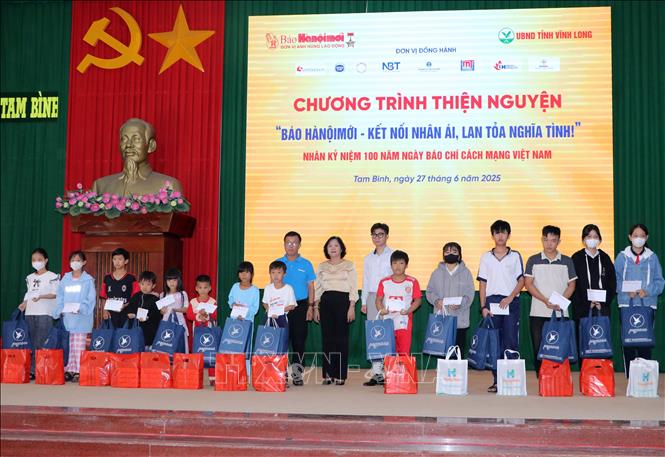 Trao quà cho trẻ em có hoàn cảnh khó khăn - vượt khó học giỏi của huyện Tam Bình, tỉnh Vĩnh Long. Ảnh: Phạm Minh Tuấn-TTXVN.