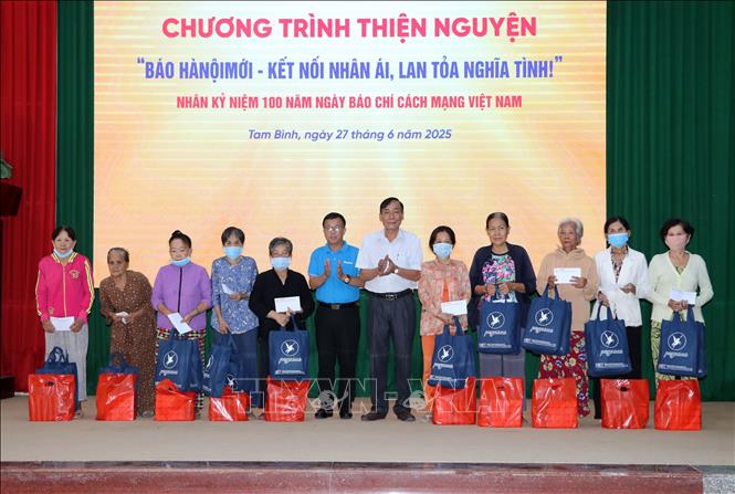 Trao quà cho hộ nghèo và cận nghèo của huyện Tam Bình, tỉnh Vĩnh Long. Ảnh: Phạm Minh Tuấn-TTXVN.