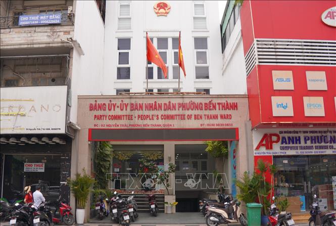 Trụ sở phường Bến Thành, TP. Hồ Chí Minh mới vẫn đặt tại trụ sở cũ, không thay đổi bảng tên. Ảnh: Hữu Duyên - TTXVN