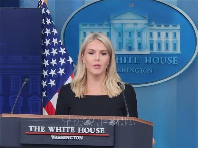 Người phát ngôn Nhà Trắng Karoline Leavitt phát biểu trong cuộc họp báo tại Washington, DC. Ảnh: Yonhap/TTXVN