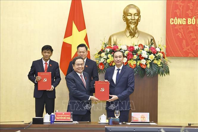 Chủ tịch Quốc hội Trần Thanh Mẫn trao Quyết định điều động, chỉ định tham gia Ban Chấp hành, Ban Thường vụ Đảng ủy Quốc hội nhiệm kỳ 2020 – 2025 đối với đồng chí Phùng Khánh Tài, Phó Bí thư Thường trực Tỉnh ủy Phú Thọ. Ảnh: Doãn Tấn - TTXVN