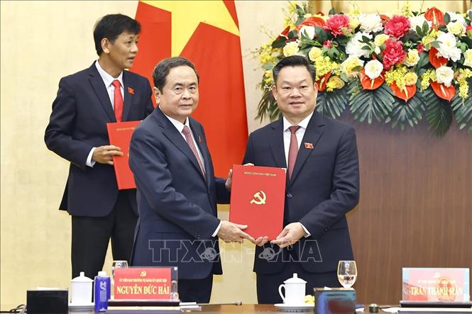 Chủ tịch Quốc hội Trần Thanh Mẫn trao Quyết định điều động, chỉ định tham gia Ban Chấp hành, Ban Thường vụ Đảng ủy Quốc hội nhiệm kỳ 2020 – 2025  v đối với đồng chí Hoàng Duy Chinh, Ủy viên Trung ương Đảng, Bí thư Tỉnh ủy Bắc Kạn. Ảnh: Doãn Tấn - TTXVN