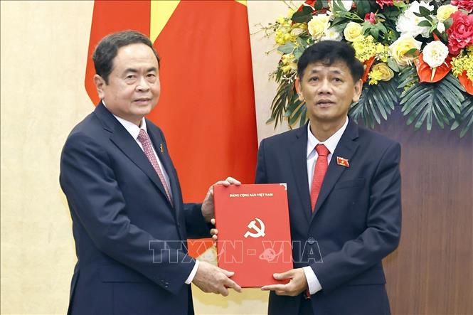 Chủ tịch Quốc hội Trần Thanh Mẫn trao Quyết định điều động, chỉ định tham gia Ban Chấp hành, Ban Thường vụ Đảng ủy Quốc hội nhiệm kỳ 2020 – 2025 đối với đồng chí Lâm Văn Mẫn, Ủy viên Trung ương Đảng, Bí thư Tỉnh ủy Sóc Trăng. Ảnh: Doãn Tấn - TTXVN