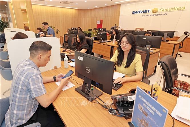 Khách hàng giao dịch tại Hội sở chính Công ty Chứng khoán Bảo Việt tại Hà Nội. Ảnh: Trần Việt - TTXVN