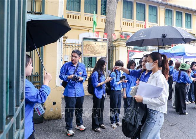 Các thí sinh đến địa điểm thi trường THPT chuyên Chu Văn An (quận Tây Hồ, Hà Nội). Ảnh: Khánh Hoà - TTXVN