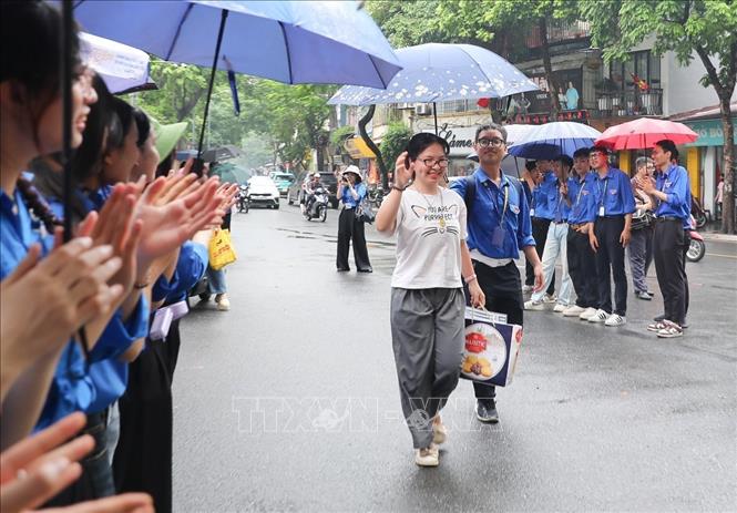 Các thí sinh đến địa điểm thi trường THPT chuyên Chu Văn An (quận Tây Hồ, Hà Nội). Ảnh: Khánh Hoà - TTXVN