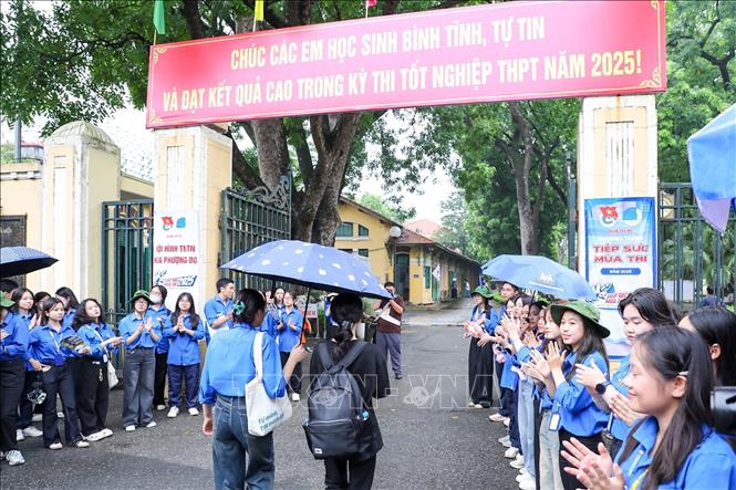Các thí sinh đến địa điểm thi trường THPT chuyên Chu Văn An (quận Tây Hồ, Hà Nội). Ảnh: Khánh Hoà - TTXVN