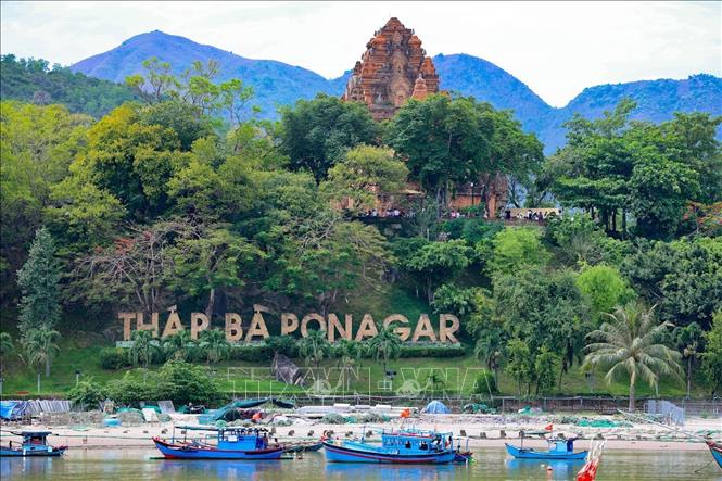 Tọa lạc bên dòng sông Cái, Tháp Bà Ponagar là một biểu tượng văn hóa và lịch sử không thể tách rời của thành phố Nha Trang. Ảnh: Thanh Tùng - TTXVN
