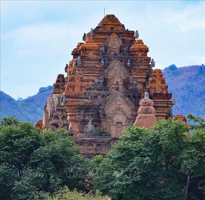 Cấu trúc tháp nhiều tầng độc đáo, một trong những giá trị đặc sắc làm nên tầm vóc của Di tích quốc gia đặc biệt Tháp Bà Ponagar. Ảnh: Thanh Tùng - TTXVN