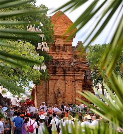 Ngọn tháp chính uy nghi, biểu tượng cho nghệ thuật xây dựng và điêu khắc đỉnh cao của nền văn hóa Chăm Pa. Ảnh: Thanh Tùng - TTXVN