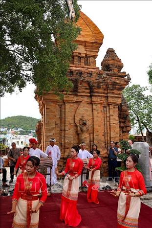 Tháp Bà Ponagar, nơi các giá trị văn hóa phi vật thể được thể hiện rõ nét, khẳng định tầm quan trọng của một trung tâm tâm linh. Ảnh: Thanh Tùng - TTXVN