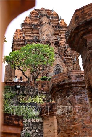 Kỹ thuật xử lý vật liệu và xây gạch độc đáo của người Chăm cổ đã tạo nên những công trình bền vững với thời gian hàng thế kỷ. Ảnh: Thanh Tùng - TTXVN