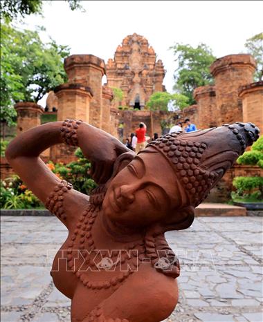 Nơi đây không chỉ là di tích mà còn là một trung tâm tâm linh sống động, thu hút người dân và du khách đến chiêm bái. Ảnh: Nhật Anh - TTXVN