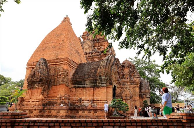Tháp Bà Ponagar, quần thể kiến trúc Chăm vừa được công nhận là Di tích quốc gia đặc biệt, khẳng định một tầm vóc mới. Ảnh: Nhật Anh - TTXVN