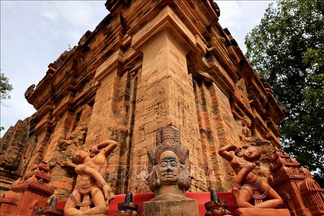 Từng chi tiết điêu khắc tinh xảo trên tường tháp kể lại những câu chuyện thần thoại và đời sống tâm linh của người Chăm xưa. Ảnh: Nhật Anh - TTXVN