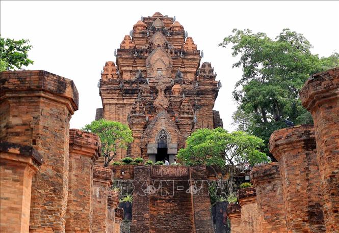 Việc được công nhận là Di tích quốc gia đặc biệt (tháng 1/2025) là sự thừa nhận xứng đáng cho những giá trị kiến trúc và tâm linh trường tồn của Tháp Bà. Ảnh: Nhật Anh - TTXVN