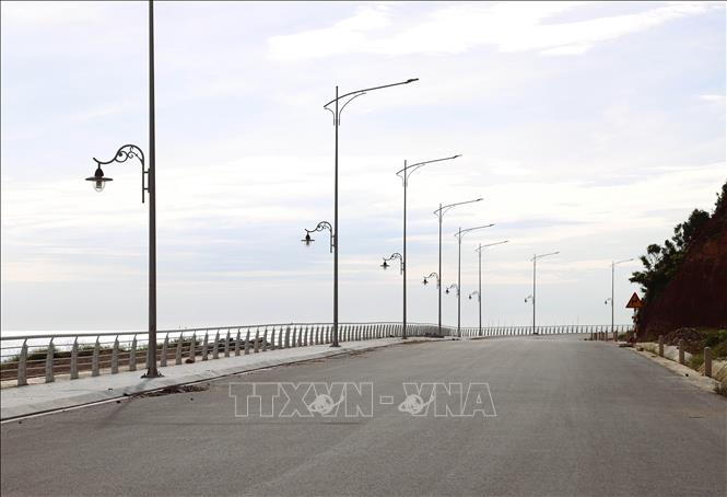 Một đoạn đường với hệ thống đèn chiếu sáng đoạn chạy qua eo biển Cửa Hiền tại xã Diễn Trung (Diễn Châu, Nghệ An). Ảnh: Xuân Tiến - TTXVN 