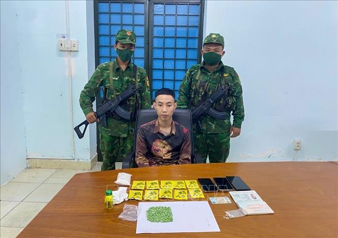 Nguyễn Hồng Quân cùng số ma túy vận chuyển từ Campuchia về Việt Nam. Ảnh: TTXVN phát
