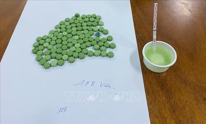 Qua kiểm tra nhanh, 108 viên nén dương tính với chất ma túy. Ảnh: TTXVN phát
