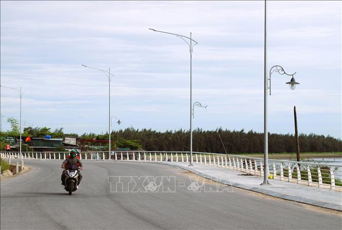 Việc bóng đèn bị hư hỏng gây mất mỹ quan tuyến đường, khả năng chiếu sáng sẽ yếu, ảnh hưởng đến việc di chuyển của người, phương tiện khi di chuyển vào ban đêm. Ảnh: Xuân Tiến-TTXVN