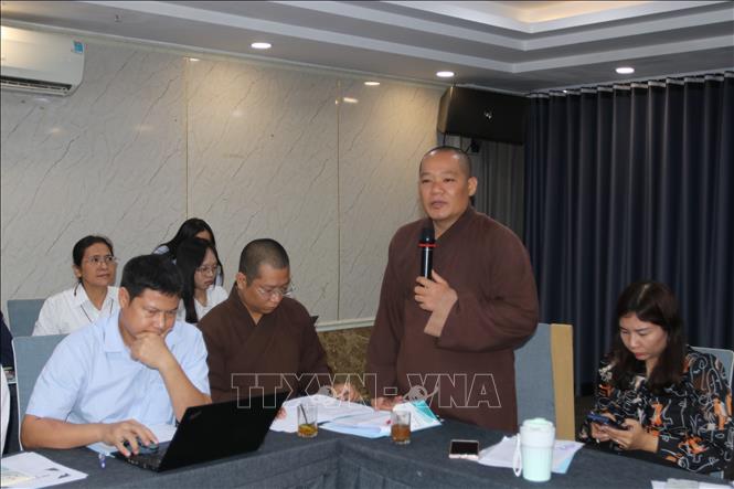 Thầy Quang Hải, đại diện lớp học tình thương chùa Kỳ Quang phát biểu tại hội thảo. Ảnh: Thanh Vũ - TTXVN 
