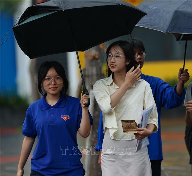 Thí sinh hoàn thành môn thi Ngoại ngữ tại điểm thi trường THCS Lý Sơn, quận Long Biên (Hà Nội). Ảnh: Thanh Tùng - TTXVN