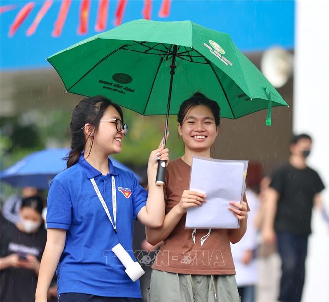 Thí sinh dự thi chương trình Giáo dục phổ thông 2006 phấn khởi sau khi hoàn thành môn thi Ngoại ngữ. Ảnh: Thanh Tùng - TTXVN