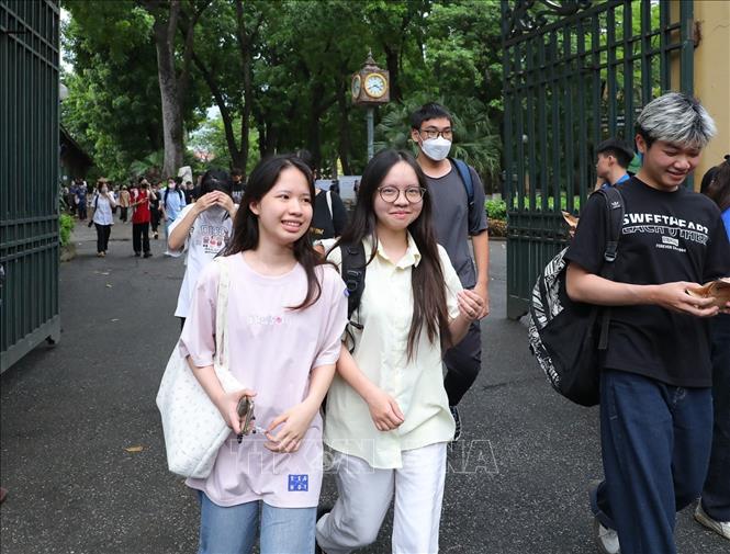 Thí sinh hoàn thành bài thi môn Ngoại ngữ tại điểm trường THPT chuyên Chu Văn An (quận Tây Hồ, Hà Nội). Ảnh: Khánh Hoà - TTXVN