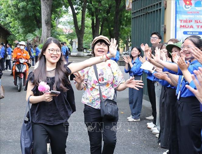 Niềm vui của thí sinh và phụ huynh khi hoàn thành kỳ thi tốt nghiệp THPT năm 2025. Ảnh: Khánh Hoà - TTXVN