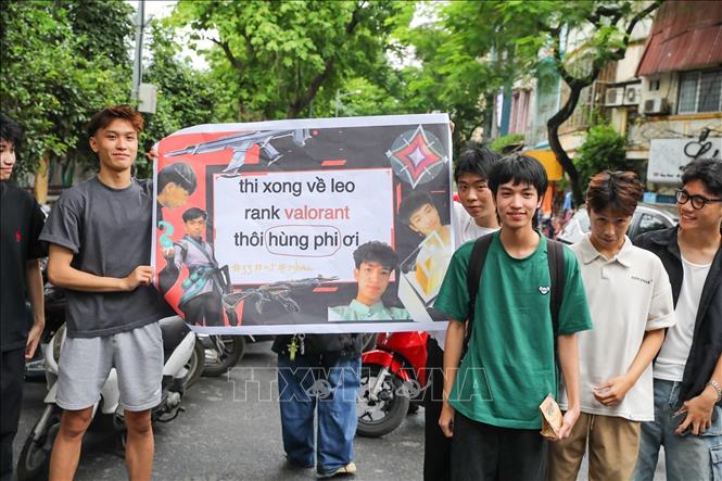 Người nhà đến chúc mừng thí sinh hoàn thành kỳ thi tốt nghiệp THPT năm 2025 tại điểm trường THPT chuyên Chu Văn An (quận Tây Hồ, Hà Nội). Ảnh: Khánh Hoà - TTXVN 