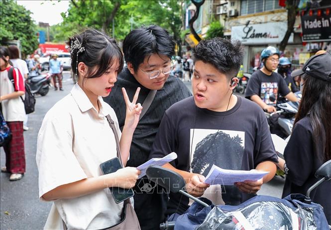 Thí sinh trao đổi sau khi hoàn thành bài thi môn Ngoại ngữ tại điểm trường THPT chuyên Chu Văn An (quận Tây Hồ, Hà Nội). Ảnh: Khánh Hoà - TTXVN