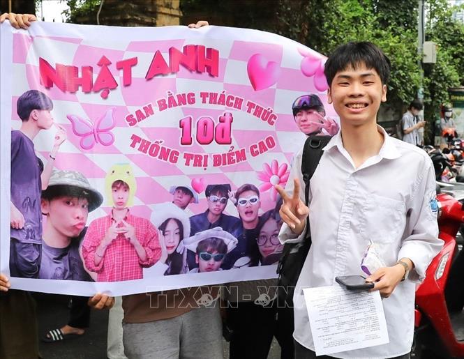 Niềm vui của thí sinh khi hoàn thành kỳ thi tốt nghiệp THPT năm 2025. Ảnh: Khánh Hoà - TTXVN