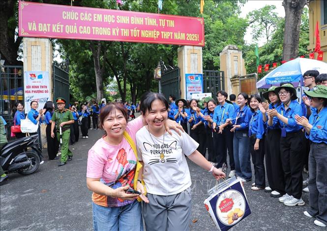 Niềm vui của thí sinh và phụ huynh khi hoàn thành kỳ thi tốt nghiệp THPT năm 2025. Ảnh: Khánh Hoà - TTXVN