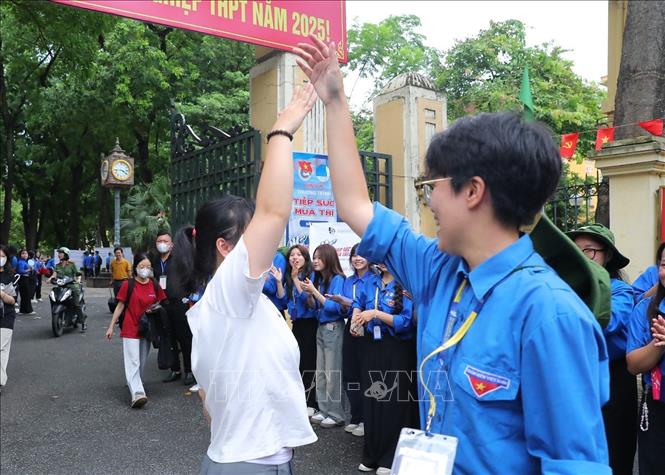 Niềm vui của thí sinh khi hoàn thành kỳ thi tốt nghiệp THPT năm 2025. Ảnh: Khánh Hoà - TTXVN