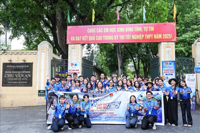 Thanh niên tình nguyện là lực lượng hỗ trợ quan trọng kỳ thi tốt nghiệp THPT năm 2025. Ảnh: Khánh Hoà - TTXVN 