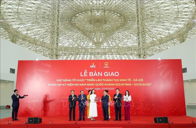Các đại biểu tiến hành Lễ bàn giao mặt bằng tổ chức triển lãm. Ảnh: TTXVN