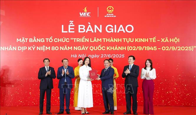 Công ty Cổ phần Trung tâm Hội chợ Triển lãm Việt Nam thực hiện nghi thức bàn giao cho Bộ Văn hóa, Thể thao và Du lịch. Ảnh: TTXVN
