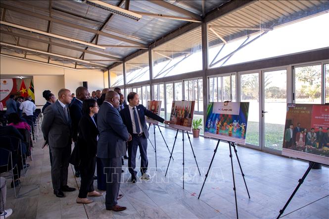 Các đại biểu tham quan triển lãm ảnh. Ảnh: ĐSQ Việt Nam tại Mozambique/TTXVN phát