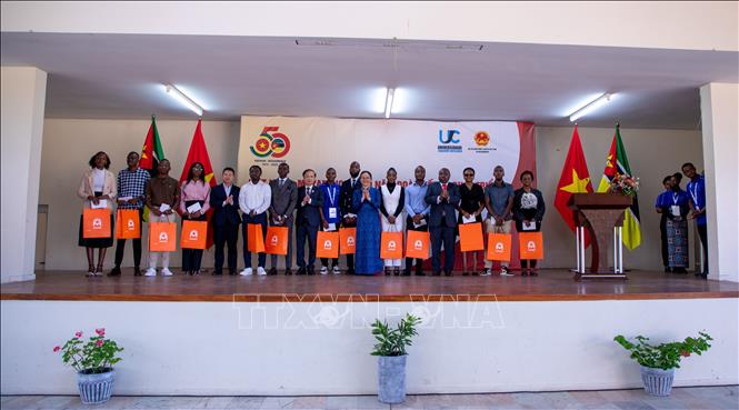 Đại sứ quán Việt Nam tại Mozambique phối hợp với Công ty Movitel trao tặng 30 phần quà cho sinh viên của Đại học Joaquim Chissano có thành tích học tập xuất sắc. Ảnh: ĐSQ Việt Nam tại Mozambique/TTXVN phát