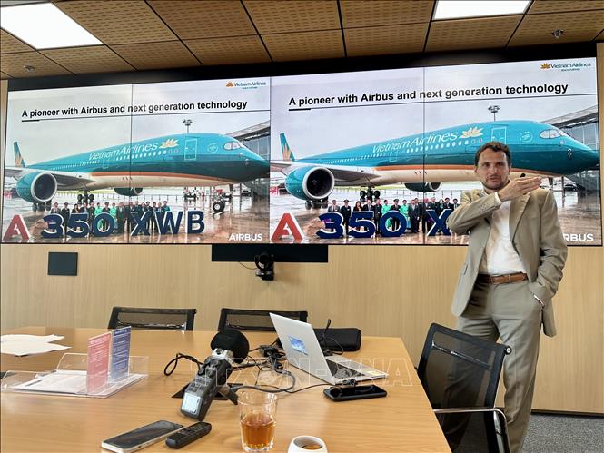 Đại diện tập đoàn Airbus giới thiệu các dòng sản phẩm và chương trình hợp tác với Việt Nam. Ảnh: Thu Hà - P/v TTXVN tại Pháp 
