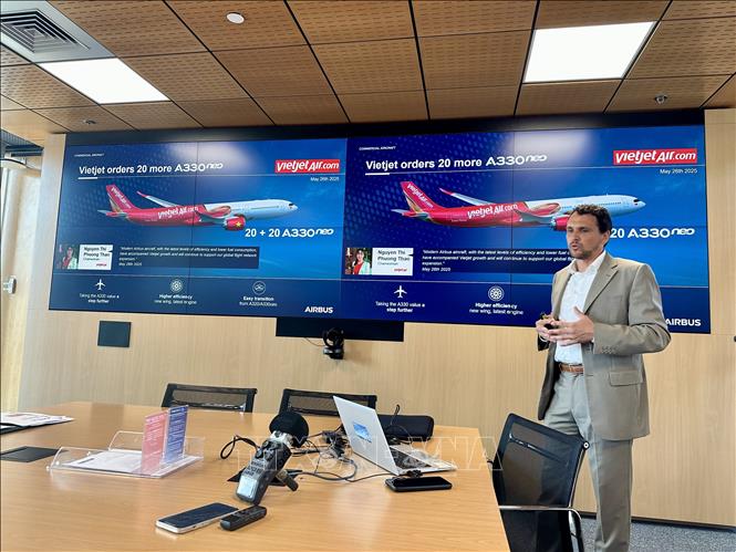 Đại diện tập đoàn Airbus giới thiệu các dòng sản phẩm và chương trình hợp tác với Việt Nam. Ảnh: Thu Hà - P/v TTXVN tại Pháp 