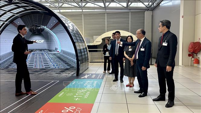 Đại sứ Việt Nam tại Pháp Đinh Toàn Thắng và đoàn công tác tham quan các mô hình sản phẩm của tập đoàn Airbus ở thành phố Toulouse. Ảnh: Thu Hà - P/v TTXVN tại Pháp 