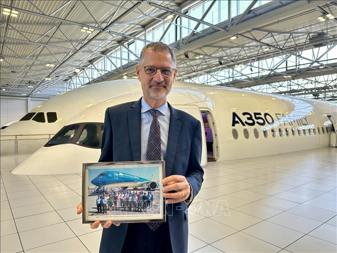 Ông Joseph Debacq, Giám đốc Trung tâm trưng bày Không gian và Vũ Trụ của tập đoàn Airbus chia sẻ kỷ niệm về sự kiện giao chiếc máy bay A350 đầu tiên cho Vietnam Airlines vào tháng 6/2015. Ảnh: Thu Hà - P/v TTXVN tại Pháp 