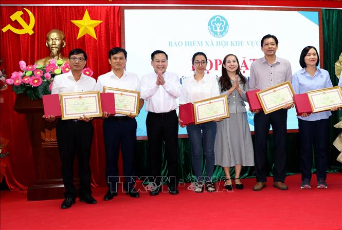 Khen thưởng các doanh nghiệp thực hiện tốt chính sách bảo hiểm xã hội, bảo hiểm y tế. Ảnh: Lê Thúy Hằng - TTXVN