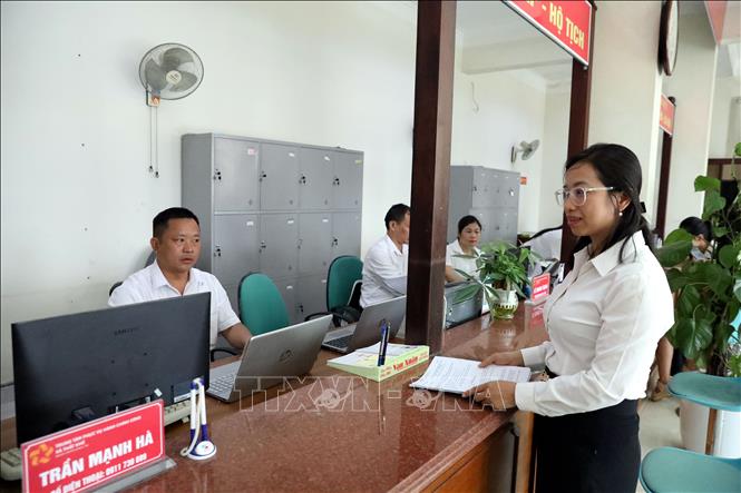 Giải quyết thủ tục hành chính cho người dân tại Trung tâm phục vụ hành chính công xã Thất Khê mới, tỉnh Lạng Sơn. Ảnh: Văn Đạt - TTXVN