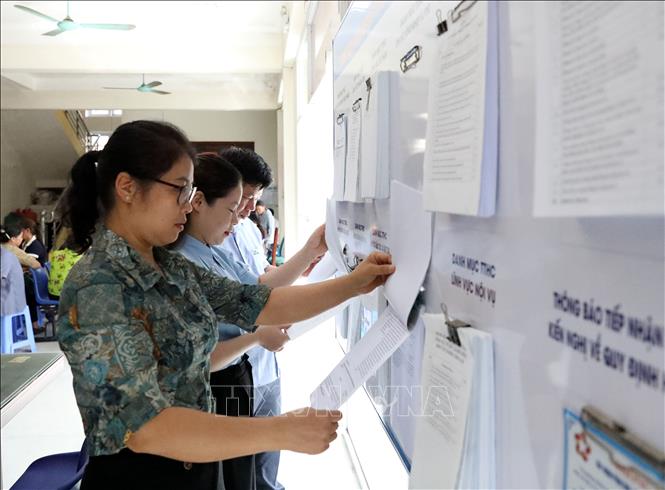 Người dân xã Thất Khê mới, tỉnh Lạng Sơn tìm hiểu thông tin các lĩnh vực tại Trung tâm phục vụ hành chính công xã. Ảnh: Văn Đạt - TTXVN
